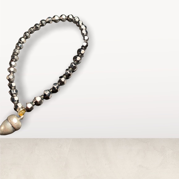 Black bracelet with metal piece hanging - Picture 5 of 5